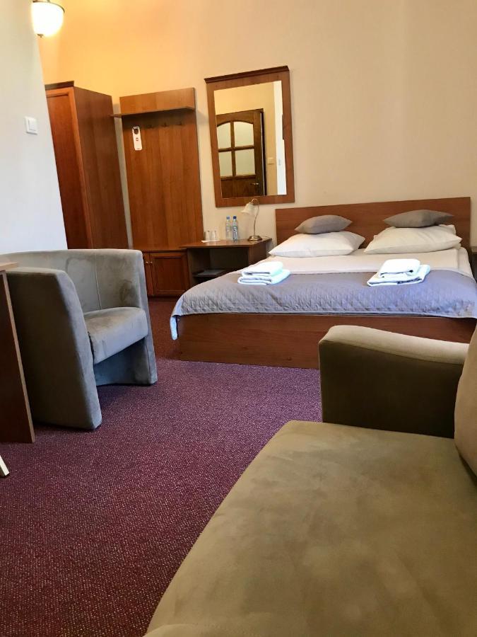 Hotelik Polonia โลวิคซ์ ภายนอก รูปภาพ